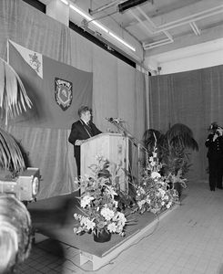882386 Afbeelding van de toespraak van burgemeester H.J.L. Vonhoff bij de officiële opening van de brandweerkazerne ...